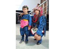 Yaşıtları Oyun Oynarken Paşhan Halk Oyunları Oynuyor