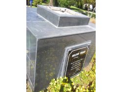 İzmir'deki Selçuk Yaşar Anıtına Saldırı