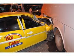 Bingöl'de Ticari Taksi Polis Aracına Çarptı: 2 Yaralı