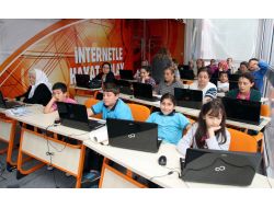 'İnternetle Hayat Kolay' Eğitim Tır'ı İzmir Fuarı'nda