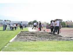 Beden Eğitimi Ve Spor Öğretmenliği İçin Yetenek Sınavında Ter Döküyorlar