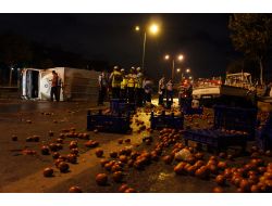 Sebze Yüklü Kamyonetler Kaza Yaptı, Yol Tarlaya Döndü