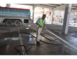 Gölbaşı'nda Pazar Yerleri Köpüklü Su İle Dezenfekte Ediliyor