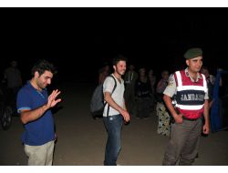 Uçuruma Düşen Çantanın Peşinden Gittiler, Kayalıklarda Mahsur Kaldılar