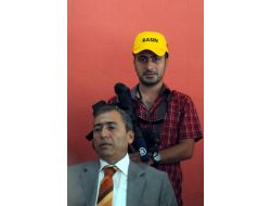 Emniyet Müdürü Öksüz, Gazetecilere Darbeye Dayanıklı Şapka Dağıttı