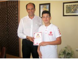 Edremit Körfez Dersanesi’nin Başarılı Öğrencilerine Kaymakamdan Başarı Belgesi