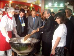 Bakan Eker, Eline Kürek Alıp Helva Yoğurdu!