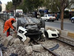 Konya'da Otomobil Tramvay Hattına Girdi:  3 Yaralı