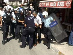 İzinsiz Yürüyüş Yapmak İsteyen Gruba Polis Müdahale Etti