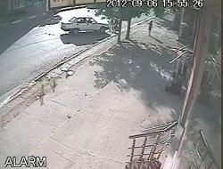 Anne Ve Pusetteki Bebeğine Böyle Çarptı (Özel)