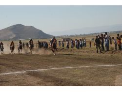 Muş’ta Geleneksel At Yarışları Düzenlendi