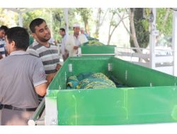 Kanala Uçan Araçta Hayatını Kaybeden Anne Ve Kızı Toprağa Verildi