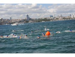 Kız Kulesi’ne Karşı Yüzdüler