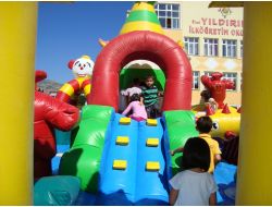 Minikler, Okula Şişme Oyun Parkında Alışıyor