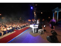 Enbe Orkestrası, Tarihi Tapınakta Farklı Kültürlere Ait Müzikleri Harmanladı