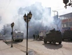 Yüksekova'da Eylem Yapan Pkk Yandaşları Polisle Molotofkokteyli Attı