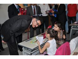 Balıkesir Valisi Turhan, Okulla Tanışan Miniklere Hediye Verdi