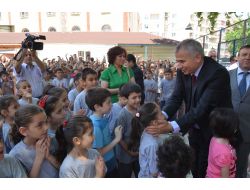 Denizli Belediyesi 9 Bin Öğrenciye Önlük Ve Yaka Hediye Edecek