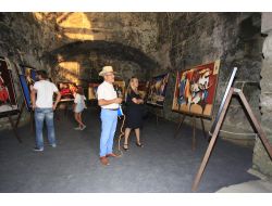 Ressam Resuloğlu, 'Renk Çalarlarım' İsimli Resim Sergisini Side'de Açtı