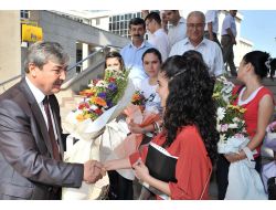 Genç Öğretmenler Çiçeklerle Karşılandı