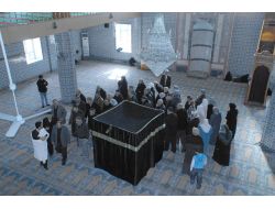 Hacı Adayları Kabe Maketi Etrafında Temsili Tavaf Yaptı