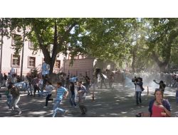 Başbakanlık'a Yürümek İsteyen Gruba Biber Gazıyla Müdahale