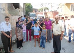 Öğrenci Ve Veliler, Kamyonların Geçtiği Yolda Eylem Yaptı