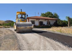 Gölbaşı'nda Merkeze Bağlanan Köylerde Asfaltlama Çalışmaları Hızlandı