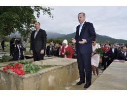 Erdoğan, Şeki’deki Türk Şehitliğini Ziyaret Etti