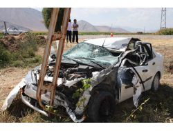 Otomobil İle Çarpışan Kamyonet Ters Döndü