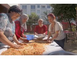 Kışlık Hazırlığını İmece Usulü Yapıp, Komşuluk İlişkisini Güçlü Tutuyorlar
