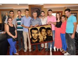 Chp'li Gençler, Sözen'e Deniz Gezmiş, Çayan Ve İnan Resimli Halı Hediye Etti