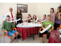 Avrupalı Gençler Model Uçak Yapmayı Öğreniyor