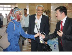 Ağrı'ya Yeni Atanan Öğretmenlere Havaalanında Çiçekli Karşılama