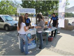 Polis, Üniversiteye Kayıt Yaptıranlara Meyve Suyu İkram Edip, Güvenliği Anlattı