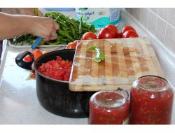 Sığınma Evi Çalışanları, Mağdur Kadınlara Harçlık İçin Konserve İmal Ediyor