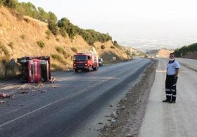 KEMİK YÜKLÜ KAMYON DEVRİLDİ