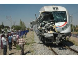 Hızlandırılmış Tren Kamyona Çarptı: 4 Yaralı