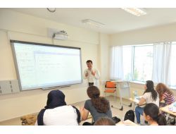 Fem Öğrencileri Akıllı Tahtada Eğitim Görüyor