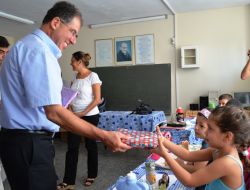 Belediye Başkanı Civelek Öğrencilere Kırtasiye Malzemesi Dağıttı
