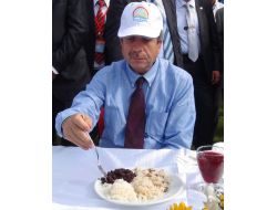 Bakan Eker’e Siyah Pilav İkram Edildi