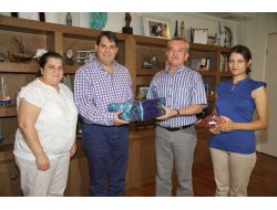 Başkan Tartan Okula Projeksiyon Cihazı Hediye Etti