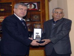 Vali İmga, Dinar Myo'ya Arsa Bağışlayan Hayırsevere Teşekkür Belgesi Verdi