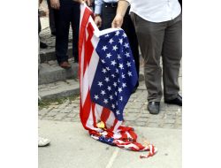 Saadetli Gençler Amerika Bayrağı Yaktı