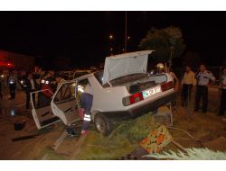 Orta Refüje Çarpan Araçtaki 2 Kişi Yaralandı