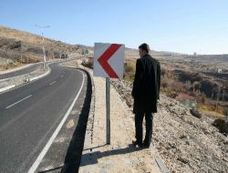 Bir Metrelik Kaldırıma Trafik Levhaları Dikilince Yayaların Yürüyeceği Yol Kalmadı