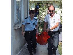 Tartıştığı Annesinin Boğazını Kesti