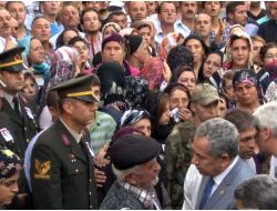 Arınç, Bir Grubun Protestosu Sonucu Ters Şeritten Camiden Uzaklaştı (2)