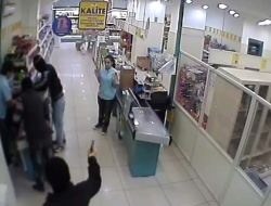 Marketten Silahlı Soygun Güvenlik Kamerasında