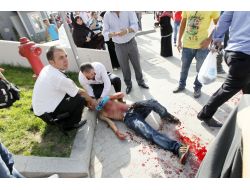 Gebze'de Kent Meydanında Boğazından Bıçaklandı